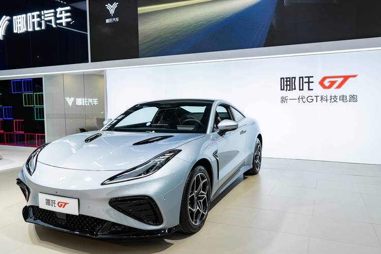 成都283哪吒汽车在智能汽车领域的表现，领途汽车在新能源汽车市场中的影响力